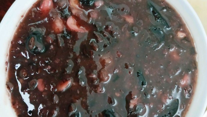 黑糯米花生炖鱼胶