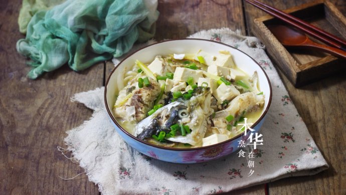 汤白鲜香的快手版煮鱼头豆腐
