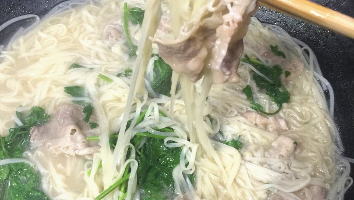 一锅熟的肥牛金针菇挂面