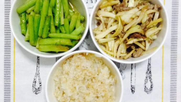 【健身餐】里脊肉肉丝炒茭白,清炒芦笋+糙米糯米饭
