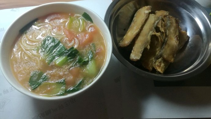 西红柿挂面＋炸带鱼