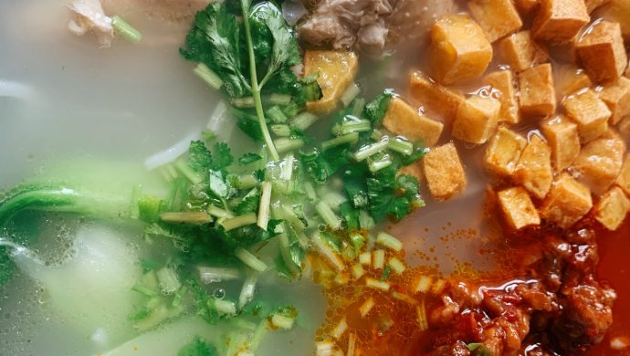云南鸡汤红油饵丝（米线）