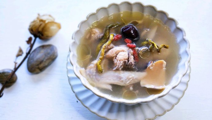 石斛墨斗鱼鸡汤