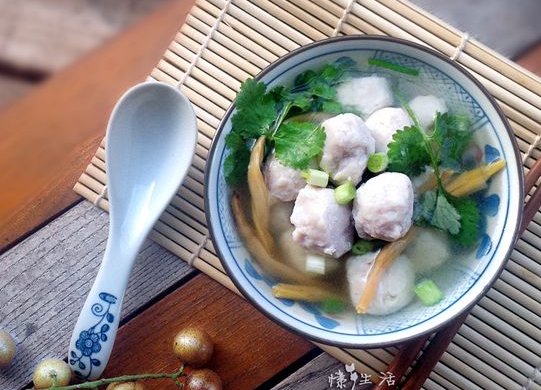 一碗鲜美手打--黄花菜鱼丸汤
