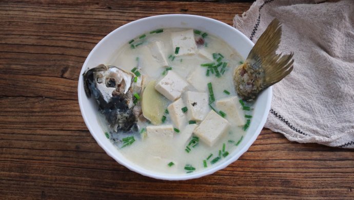 豆腐炖鲤鱼