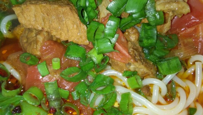 西红柿牛肉米线