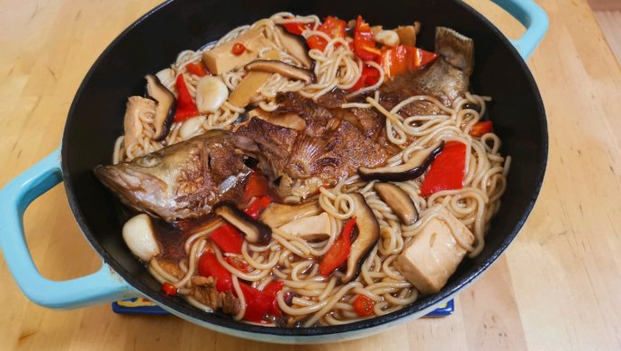 香菇豆腐煮桂鱼米粉，一锅鲜美
