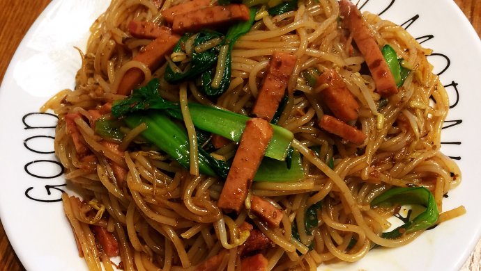 美味可口的炒米线