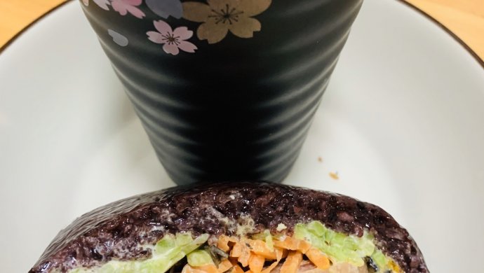 美味的紫米饭团