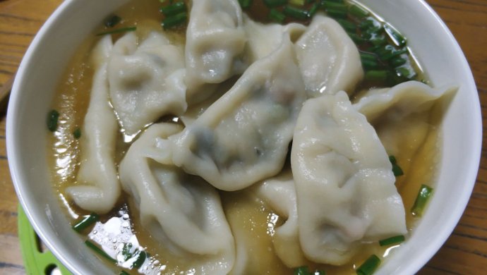 自制饺子皮的芹菜猪肉水饺