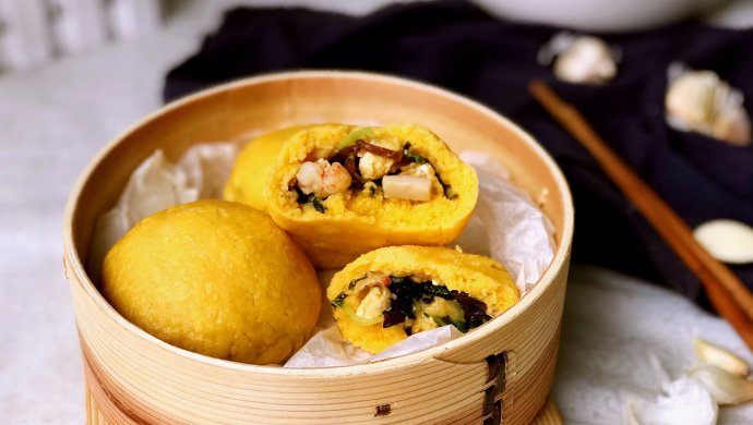 玉米面海鲜菜包