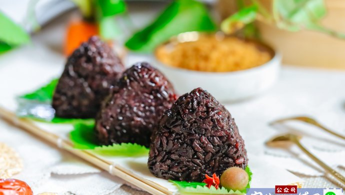 紫米鱼松饭团