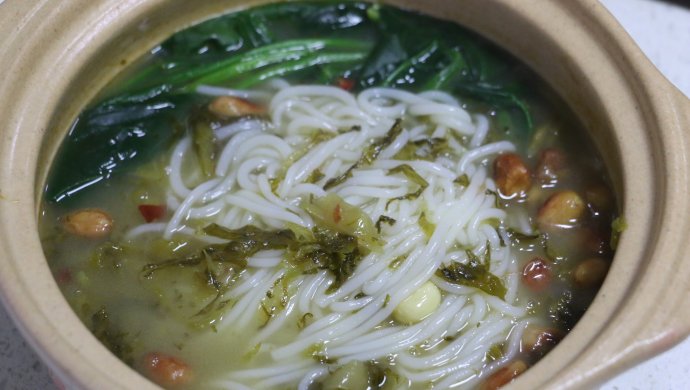 砂锅雪菜米线