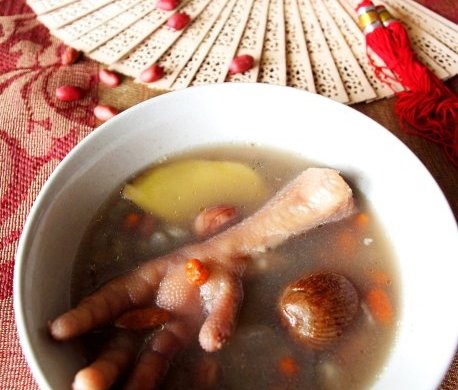 花生眉豆煲鸡脚