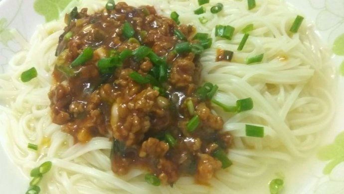 肉酱伴挂面
