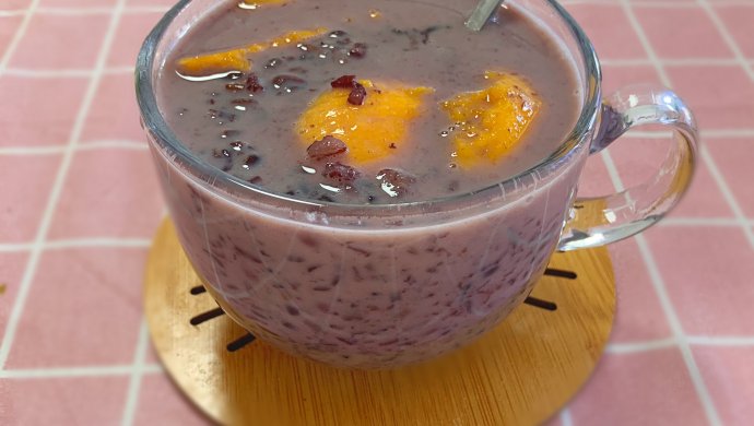 牛奶芒果黑糯米糖水（美容还养生）