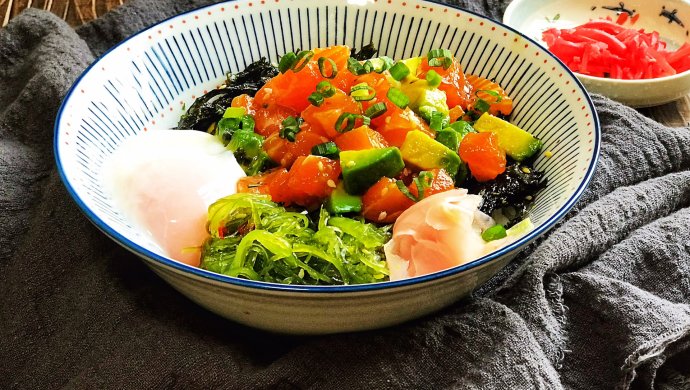减脂餐之三文鱼牛油果波奇饭（附温泉蛋）