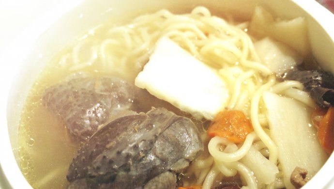 淮山枸杞炖花胶乌鸡汤面
