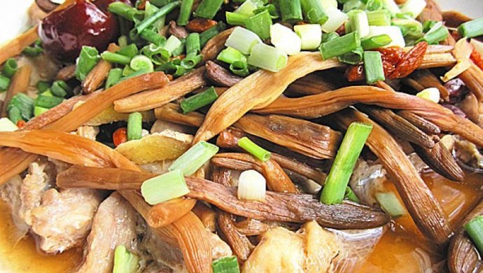黄花菜蒸鳄鱼肉