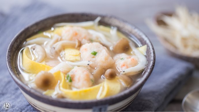 银鱼虾滑菌菇汤