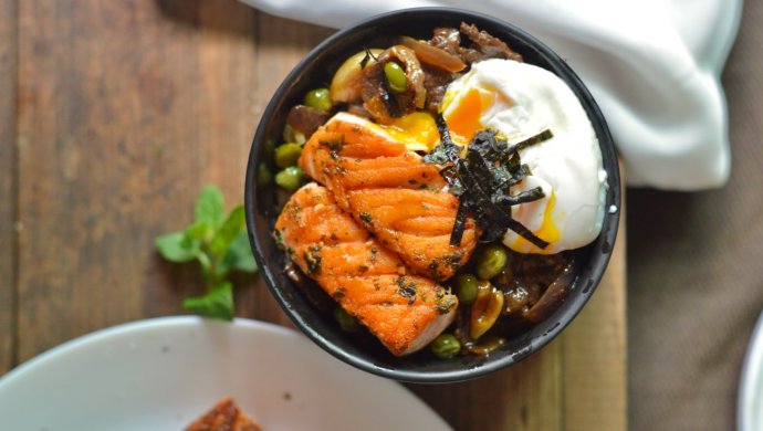 极煎三文鱼配酱汁牛肉