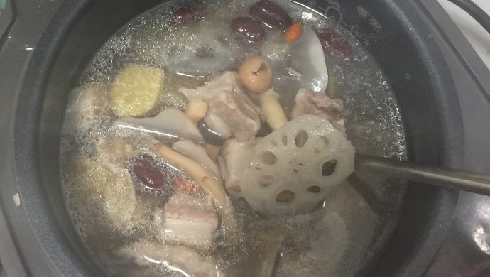 枸杞 响螺 红枣 桂圆 鱼翅 花胶 海底椰云豆汤
