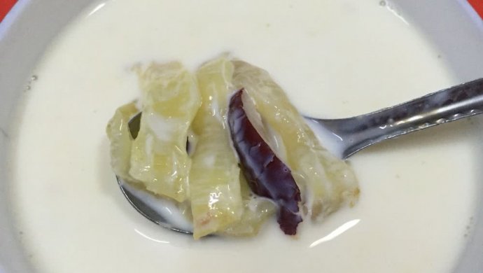 红枣牛奶炖鱼胶