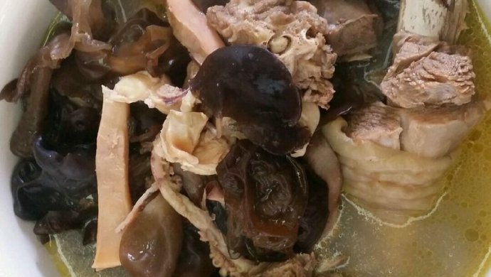 木耳墨鱼炖鸡