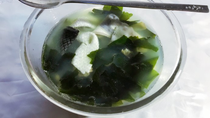 三文鱼皮熟贝裙带菜汤