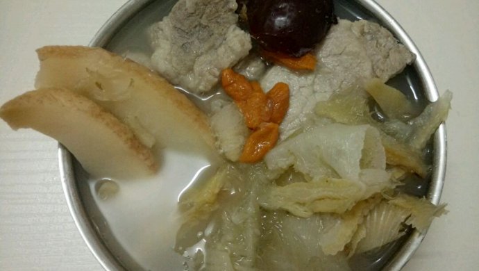 小鱼翅响螺片煲排骨汤