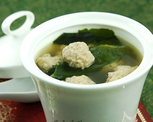 裙带菜汆丸子汤