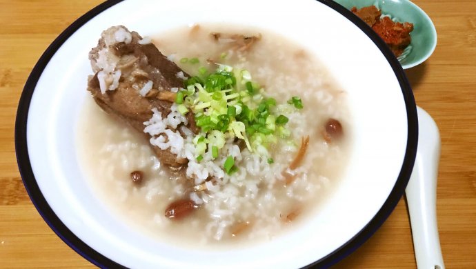 墨鱼筒骨粥