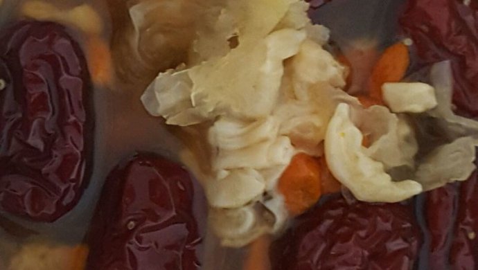 红枣枸杞子雪耳炖花胶