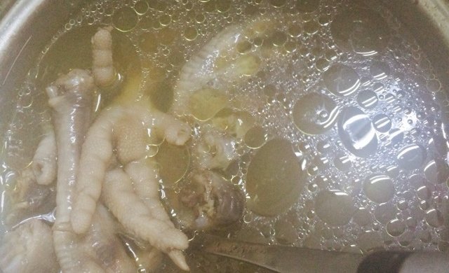 柴鱼花生鸡脚汤