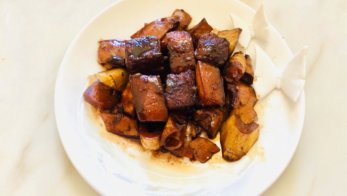 不负春光的红烧肉墨鱼炖春笋
