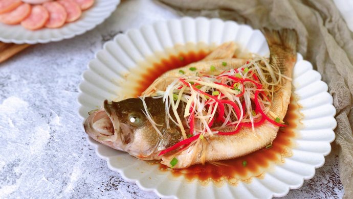 想鱼肉嫩滑不柴？做蒸鱼必知的几个tips【清蒸鲈鱼】