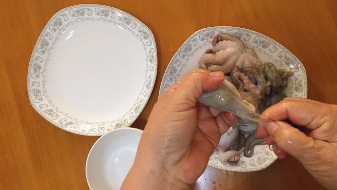 八爪鱼饺子鲜在馅够生。