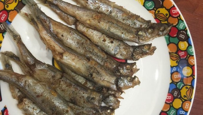 炸多春鱼