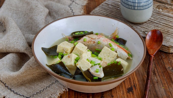 红头鱼海带豆腐汤