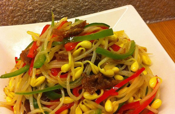 【鲮鱼炒豆芽】