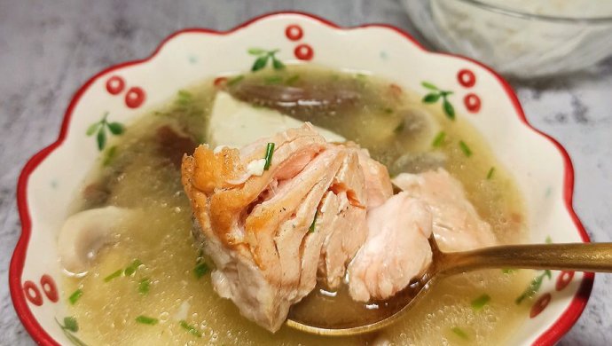 10块钱吃海鲜――三文鱼头豆腐菌菇汤