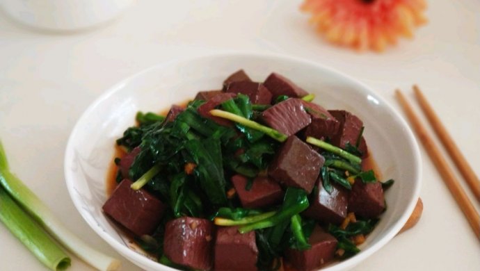 韭菜炒鸭血