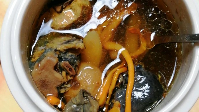 乌鸡炖汤，润而不燥