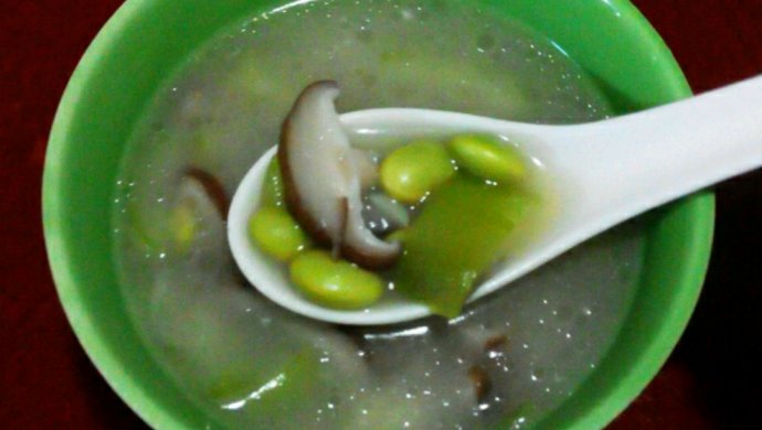 夏季丝瓜毛豆冬菇鸡骨架汤