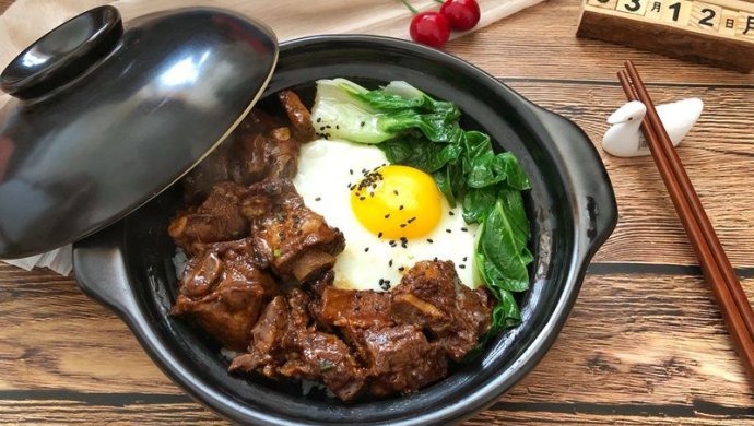 红烧排骨煲仔饭