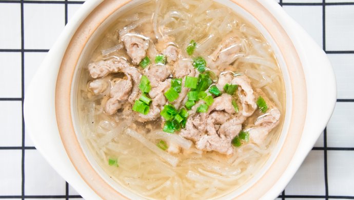 羊肉萝卜砂锅，冬日里最暖心的汤，10分钟就能搞定