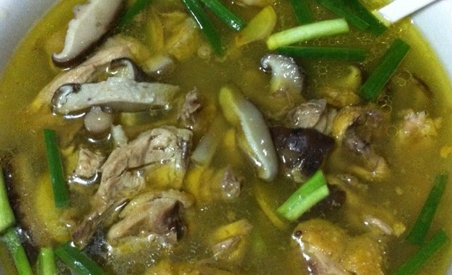 三黄鸡炖香菇