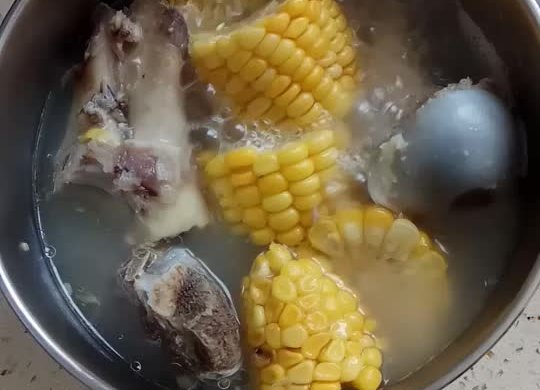 剥了肉的大棒骨纯玉米