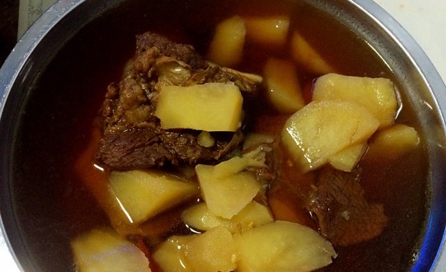 土豆炖牛骨