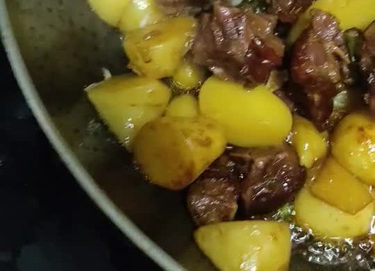 腊鸭腿烧土豆